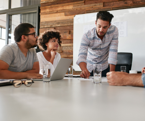 Business coach expliquant un business model canvas à une équipe